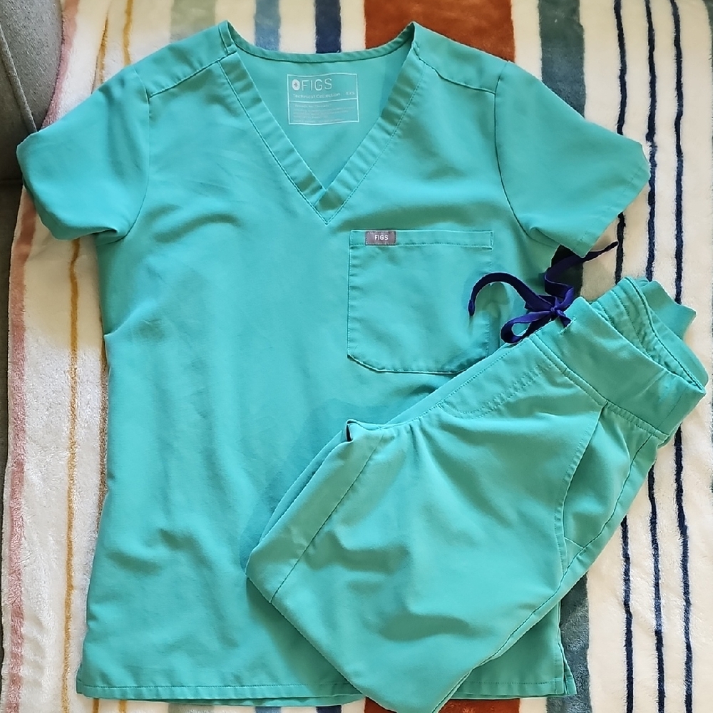 Women's Figs Surgical Green Scrub Set